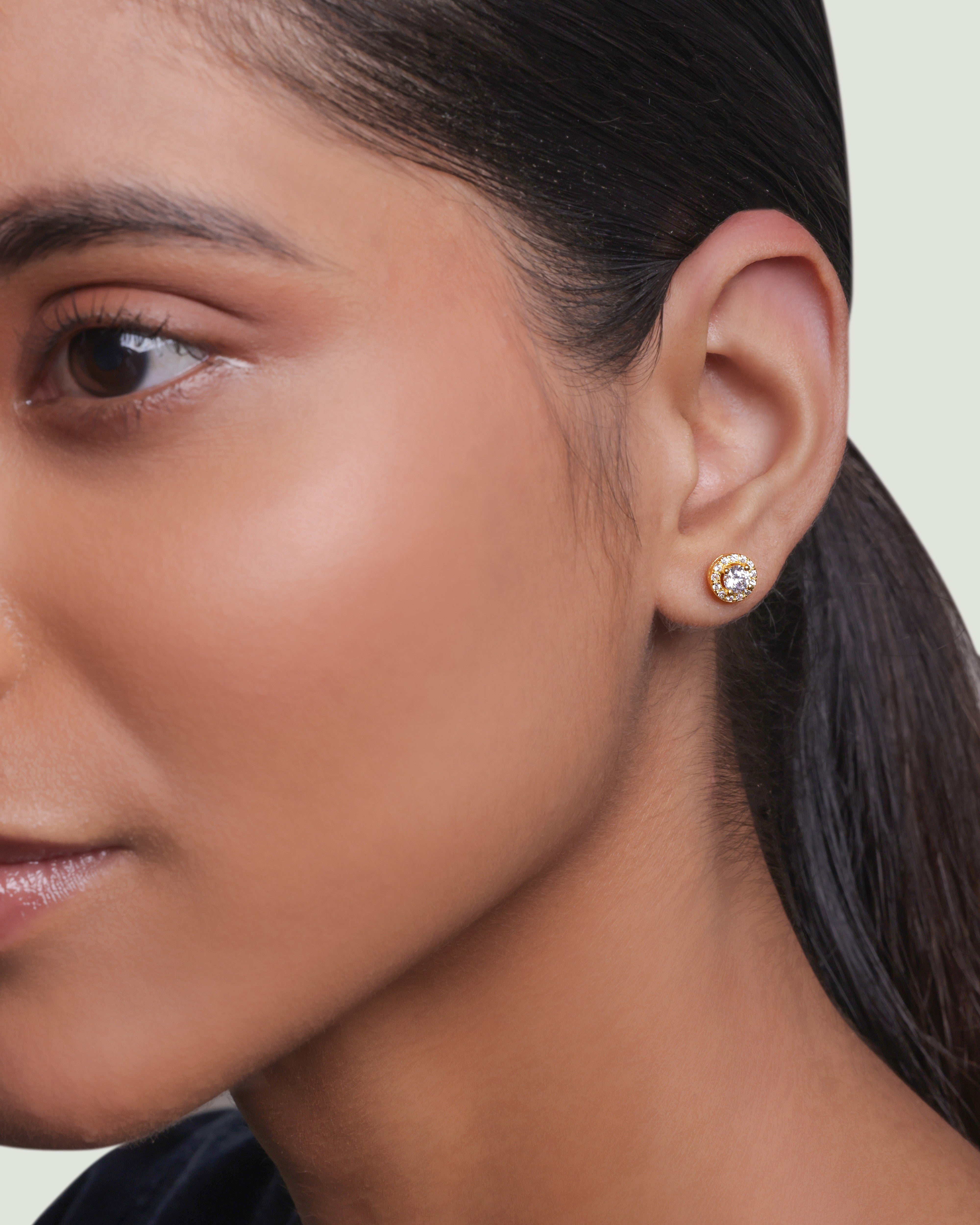 Round Solitaire With Cubic Zirconia Lining Minimal Stud Earrings