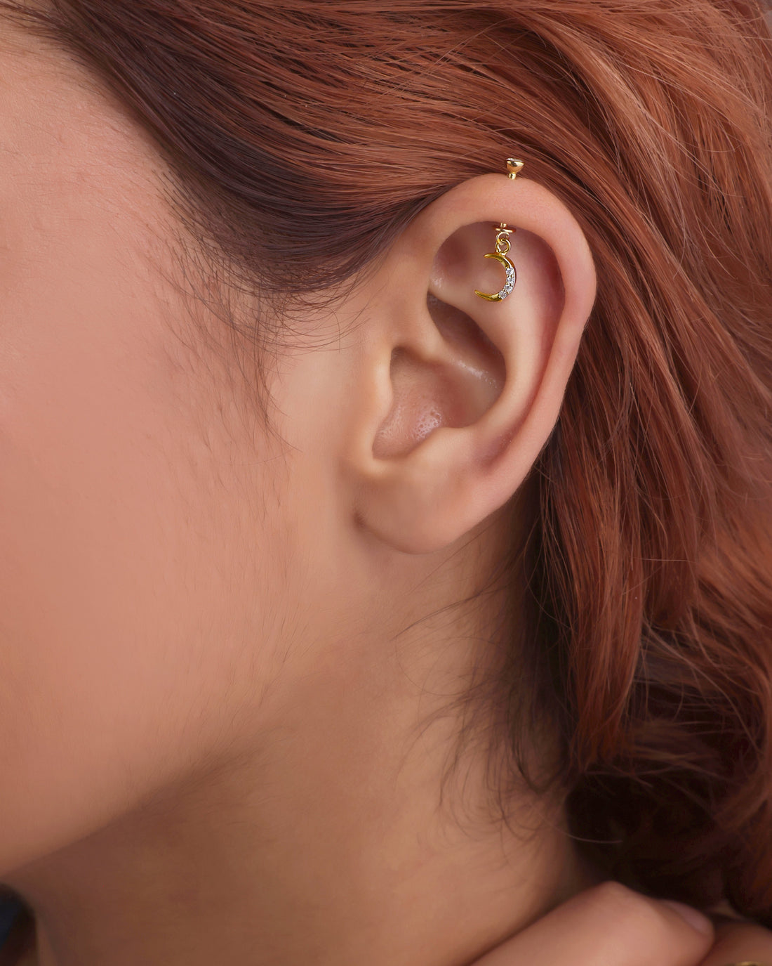 Helix Hanging - Crescent Moon Zirconia Earring in gold with sparkling zirconia stones, ideal for stylish cartilage piercings and modern jewelry looks.